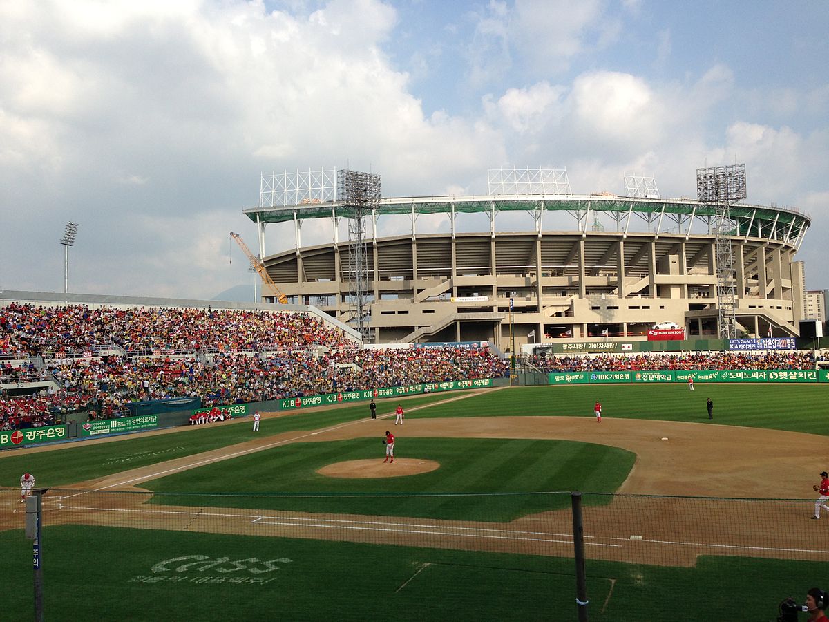 1200px-KIA_Tigers_v_SK_Wyverns_20130615